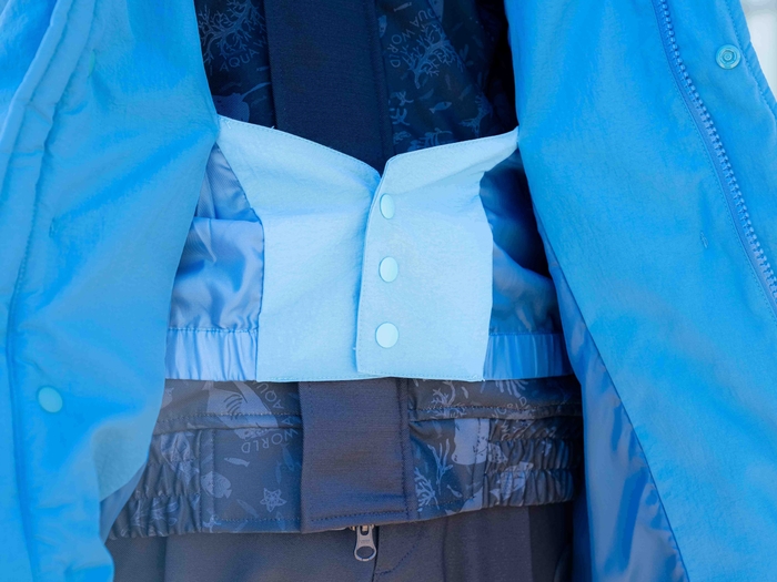 アウター(防寒着)の内側には外気の侵入を防ぐ仕様を採用