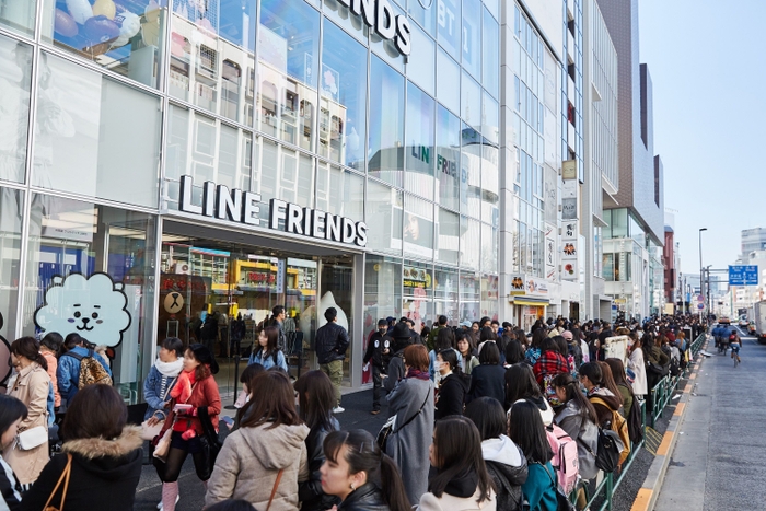LINE FRIENDS STORE 原宿 オープン初日のストア入り口の様子