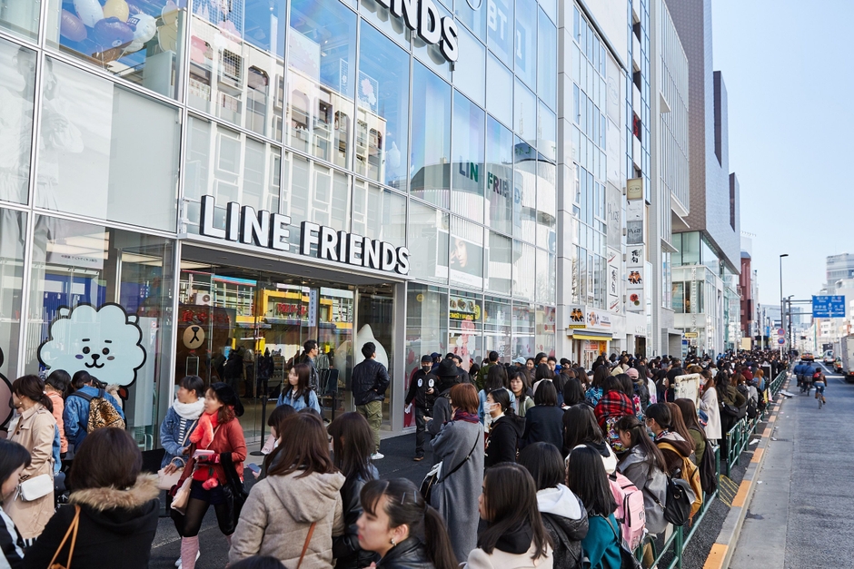 LINE FRIENDS STORE 原宿 オープン初日のストア入り口の様子