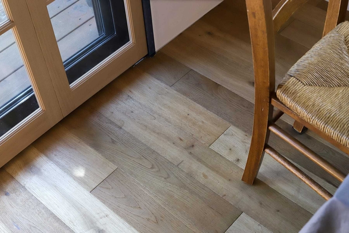 長く使い込まれた家具など、素材感のあるアイテムを引き立たせてくれる