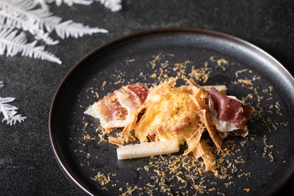 ▲温前菜 出会い: 大地からの恩恵の木々に寄り添い誕生する鶏の卵、二つの出会いを込めて