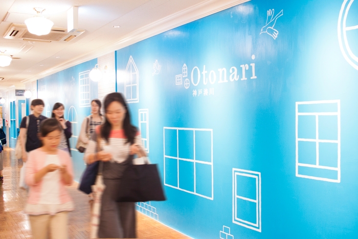 パークタウンの2階で空き店舗だった10区画を「神戸湊川Otonari」として生まれ変わらせています。