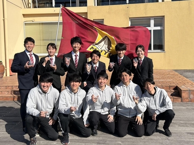 上段が準優勝の現役チーム（左から藤浪、中野、小林、三浦、古川、佐藤の各選手）。下段は「鯱鉾」チーム（左から横井、梶山の各選手）
