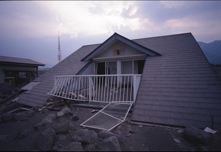雲仙(1993年～) 1990年代初頭の長崎、島原半島での雲仙普賢岳の大規模噴火被災 を捉えた連作。 写真：雲仙、長崎 1993-95