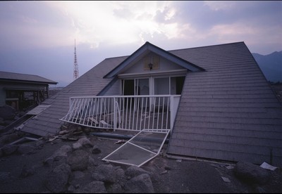 雲仙(1993年～) 1990年代初頭の長崎、島原半島での雲仙普賢岳の大規模噴火被災 を捉えた連作。 写真：雲仙、長崎 1993-95