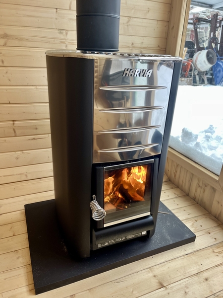 フィンランド製の薪ストーブ