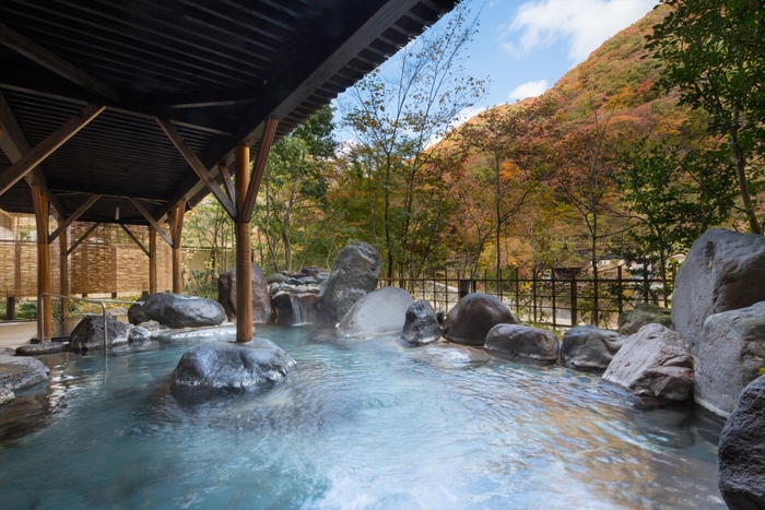 【界 川治】露天風呂_秋1