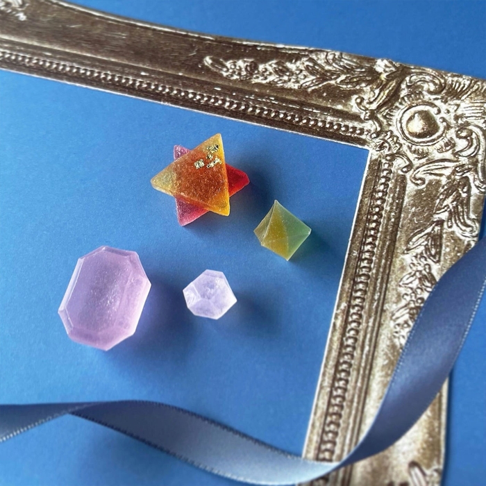 菫色の宝石は、サファイアと同じく９月の誕生石であるクンツァイトをイメージ