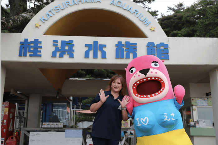 公益社団法人 桂浜水族館 館長・秋澤 志名氏とおとどちゃん