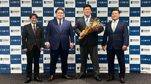 入門会見での記念撮影の様子　（左から、近畿大学相撲部部長 山口仁宏、武隈親方、神﨑大河選手、近畿大学相撲部監督 阿部智志）