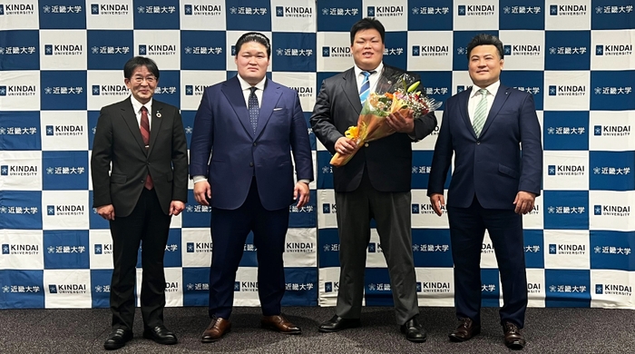 入門会見での記念撮影の様子 (左から、近畿大学相撲部部長 山口仁宏、武隈親方、神﨑大河選手、近畿大学相撲部監督 阿部智志)