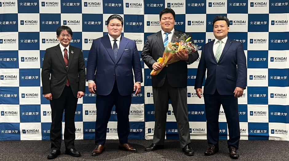 入門会見での記念撮影の様子　（左から、近畿大学相撲部部長 山口仁宏、武隈親方、神﨑大河選手、近畿大学相撲部監督 阿部智志）