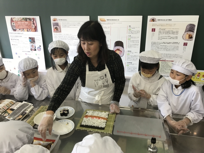 食育授業(巻寿司大使のデモンストレーション)