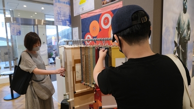 服を選ぶように現代アート作品の掛け軸を手に取ることができる