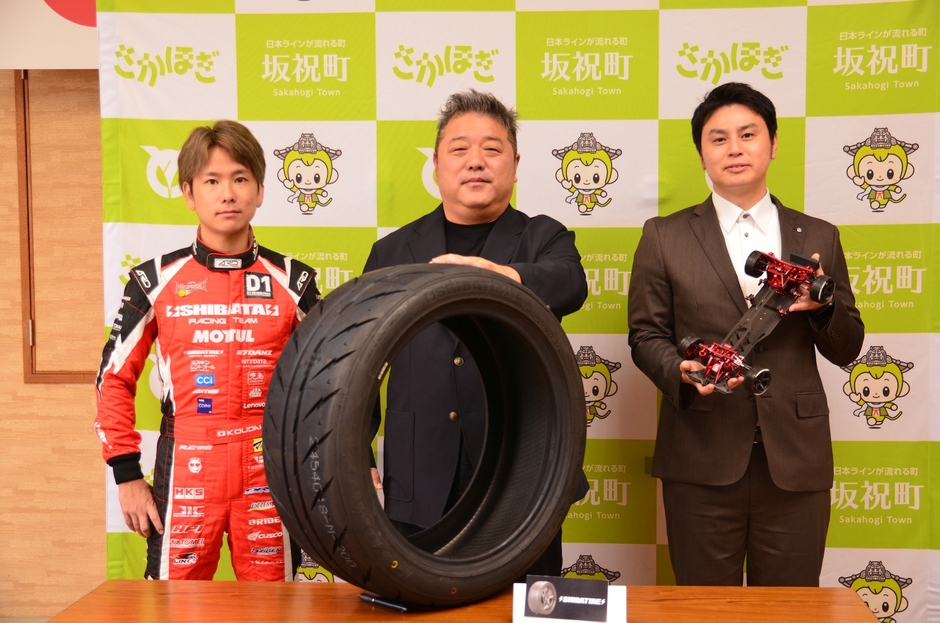 蕎麦切広大選手と当社代表及び坂祝町長