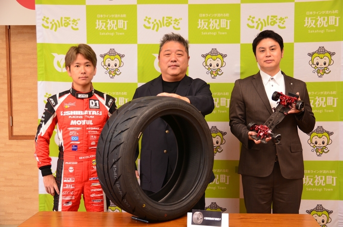 蕎麦切広大選手と当社代表及び坂祝町長