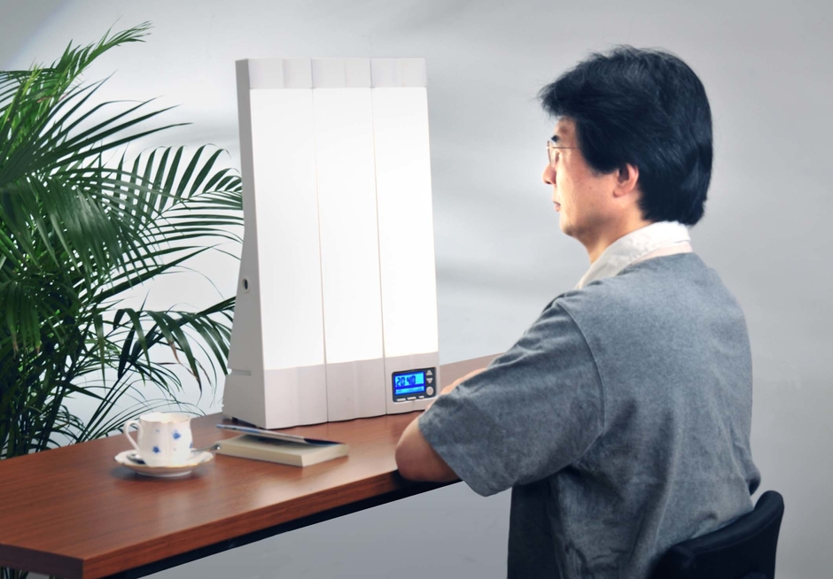 光療法で光を浴びる一例