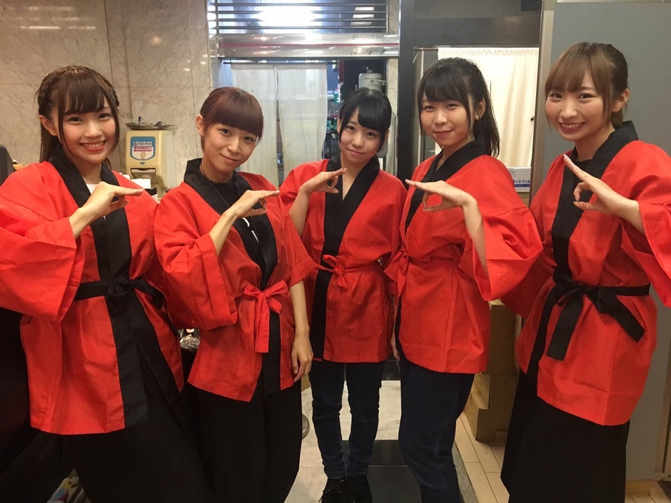 メンバーは寿司店で働くこともあります