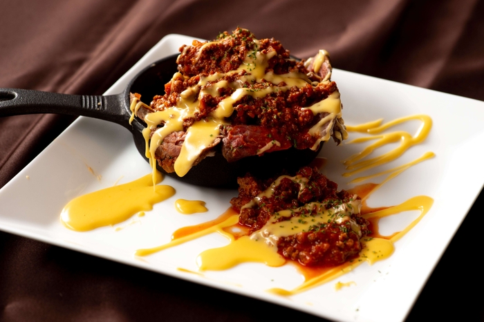 夜の名物商品「濃厚ボロネーゼの肉づくしステーキ」1,290円～(2)