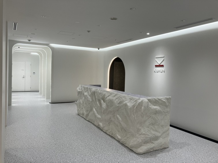 株式会社貴瞬 本社移転のお知らせ
事業拡大に伴い本社を約2倍に拡張移転
鑑定から販売までを可視化し、宝石の“再定義”を加速させる新拠点「discoBAR」も新設