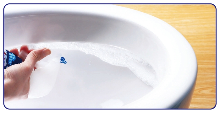 フチ裏に「密着泡」をスプレーした様子(1)