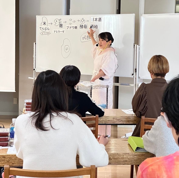 上席講師 藤本 倫子(日本発酵文化協会東京会場での発酵マイスター養成講座風景)