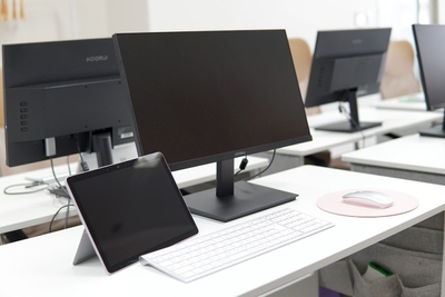 PCやモニターなど、ITの現場で実際に使用される設備を完備し、実務を想定したWEB学習環境を整えています。