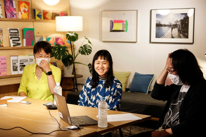 第一回公開インタビューの様子。ゲストは作家の角田光代さん(中央)。聞き手は「ウェルビーイング100 byオレンジページ」プロデューサー酒井博基さん(右)、編集長前田洋子(左)