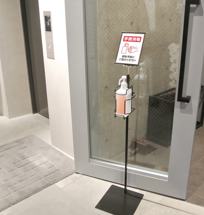 スマートなアルコール消毒液ボトルスタンド