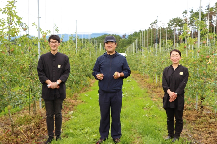 野元果樹園にて、写真左から、トンボの湯 支配人 金、野元果樹園代表 野元勝也様、トンボの湯 牧田