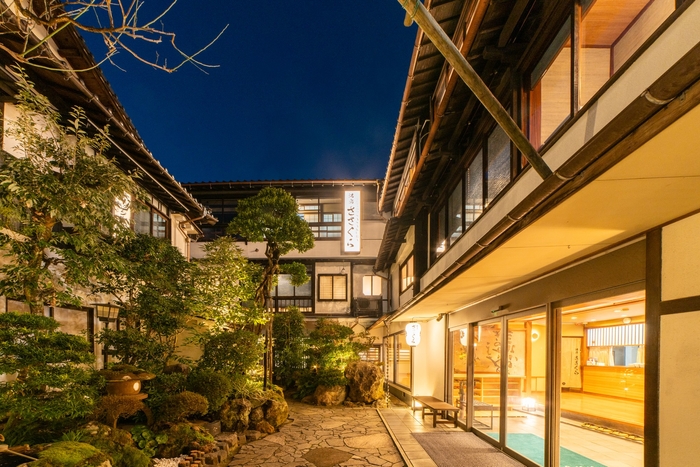灯りに包まれる夜の湯宿ささくら＜外観＞
