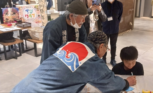 前回の凧つくりの様子