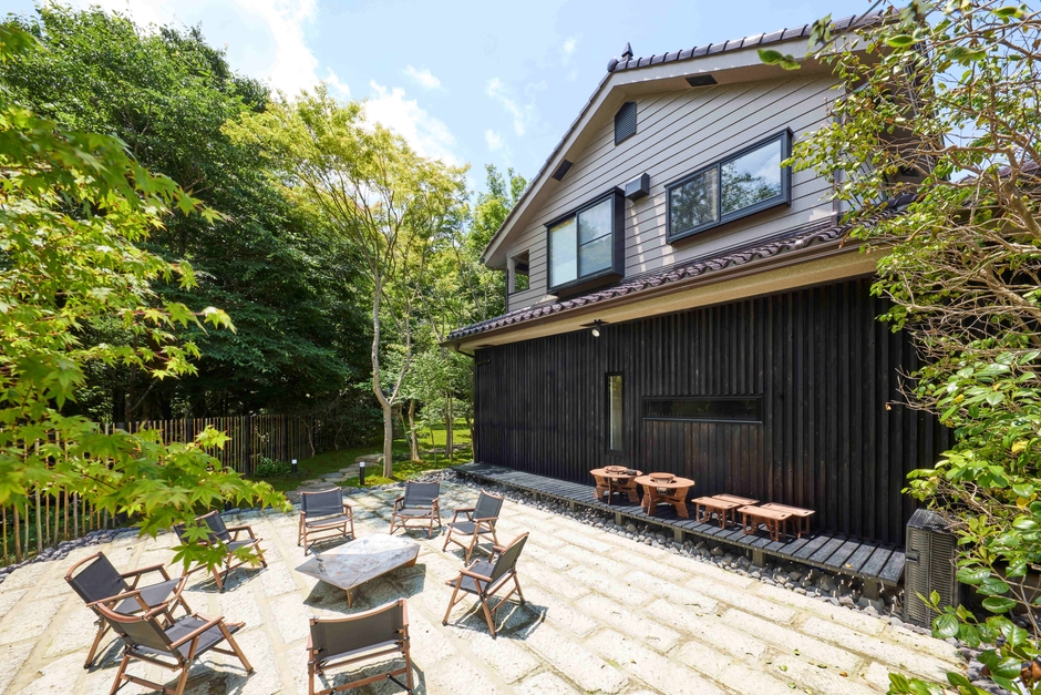 笑い声がこだまする石畳スペース