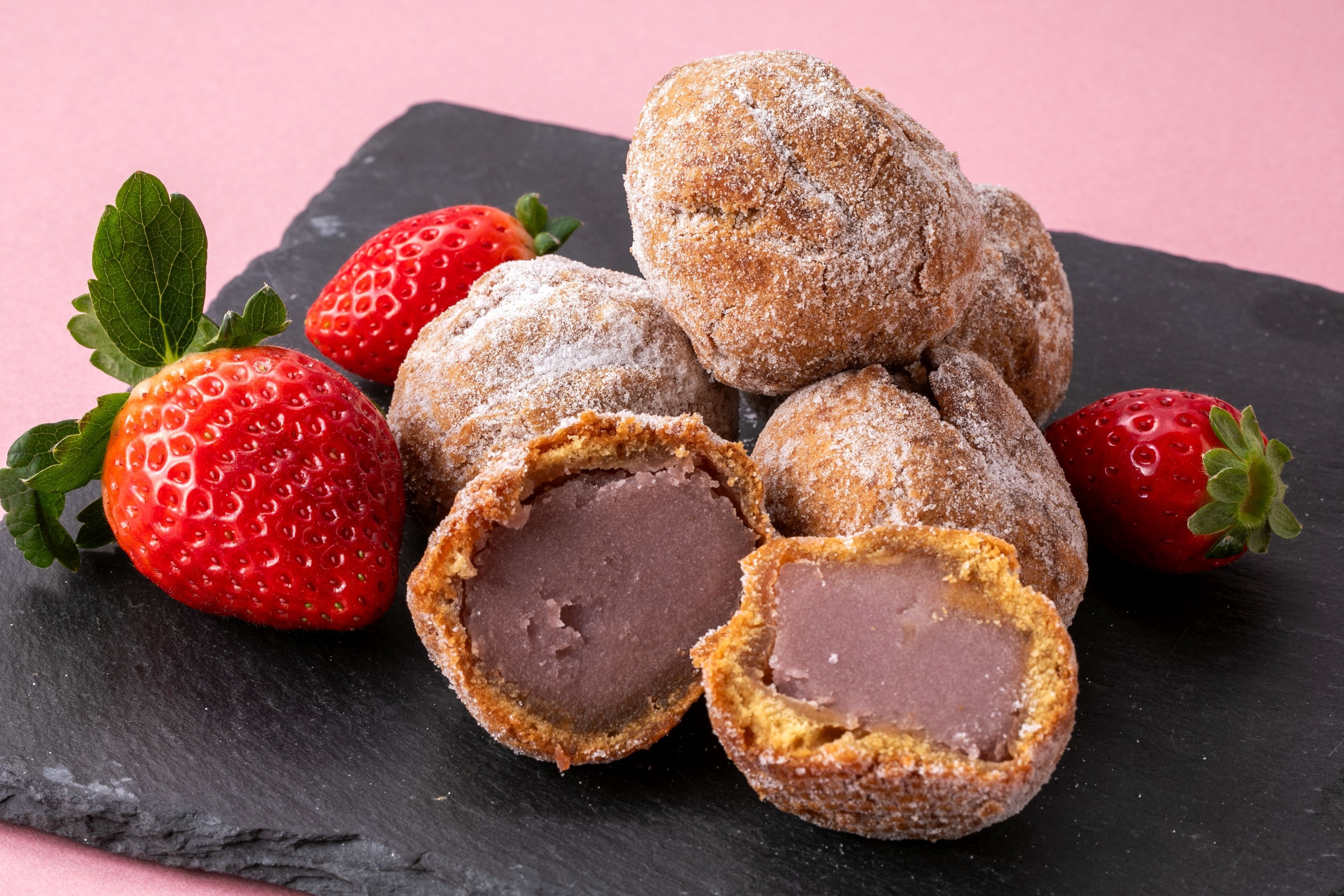 いちご餡ドーナツ