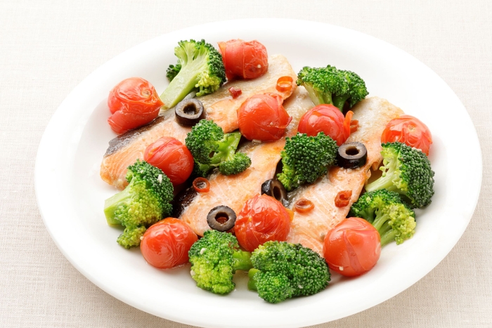 鮭とブロッコリーの蒸し焼き(ガーリックソース使用)