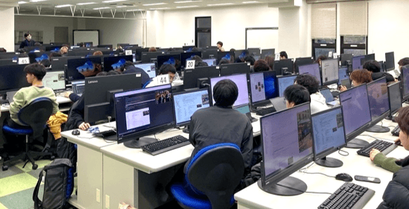 B-AiDaS育成プログラムの科目の一つである「AI・データサイエンス基礎実習」の様子