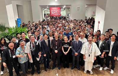 ニューヨーク会場のサプライヤーの皆さまと、MTC社 社長の大畑(中央)