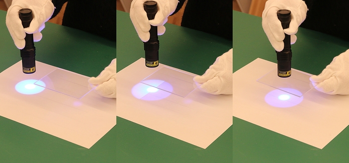 ブラックライトを一般的なアクリル板に照射