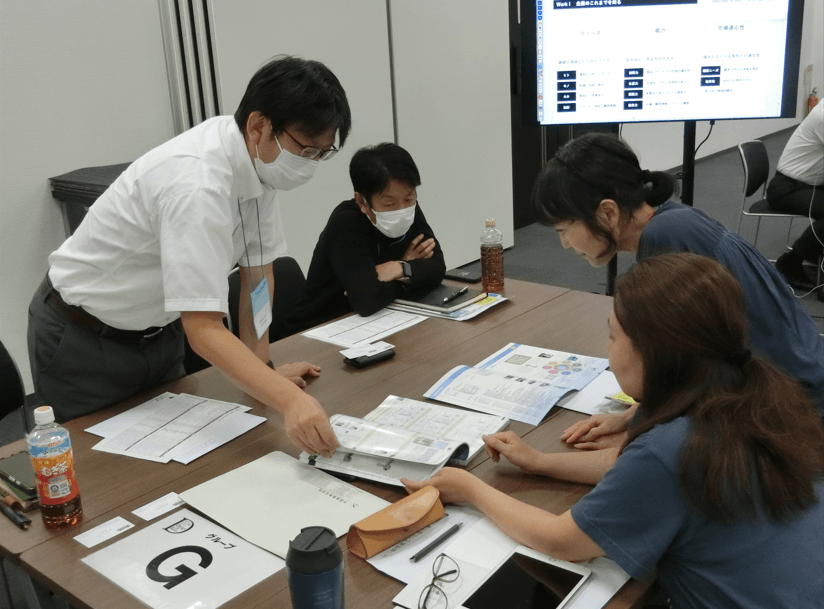 スクールの様子1：中小企業とデザイナーがチームを組み、自社の強みについて深掘り
