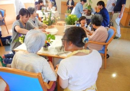 大和田の里での学生の園芸療法実習の様子（今年7月）