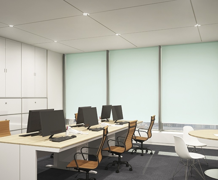 ロールスクリーン：軽やかでモダンな印象を与えるファブリックタイプ。調光タイプや遮光タイプも選べ、カラー展開も豊富です。