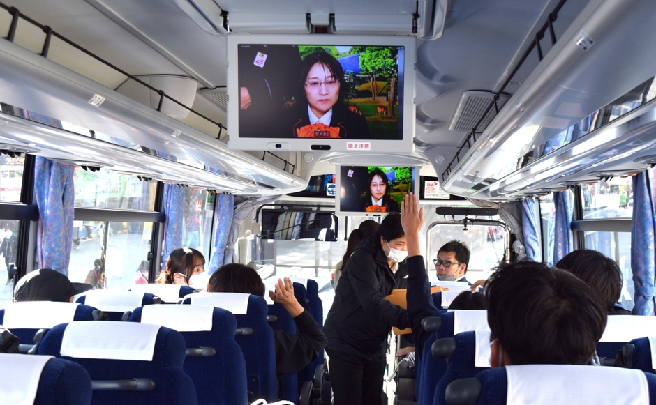 バスガイドと車内で会話が可能