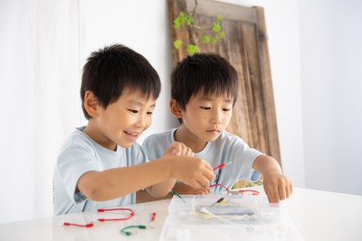 商品で遊ぶ様子1