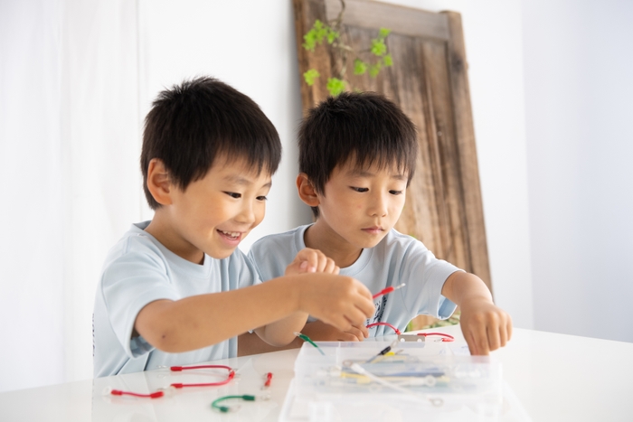 商品で遊ぶ様子1