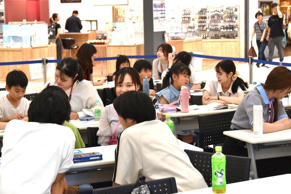 宿題サポートの会場の様子