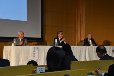 (左から)飯島終身教授、大野総長、佐川シニアフェロー