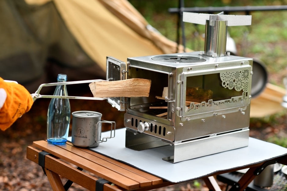 薪がそのまま入る中型サイズ