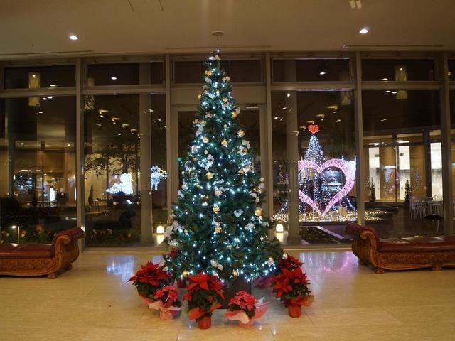 ロビークリスマスツリーとハートのオブジェ