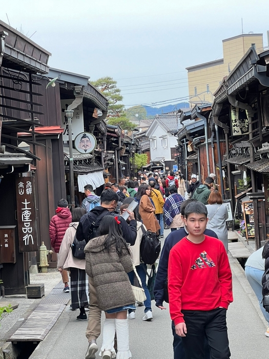 大勢で混み合う高山の古い町並み