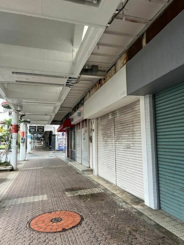 那覇市の雨の日の商店街2